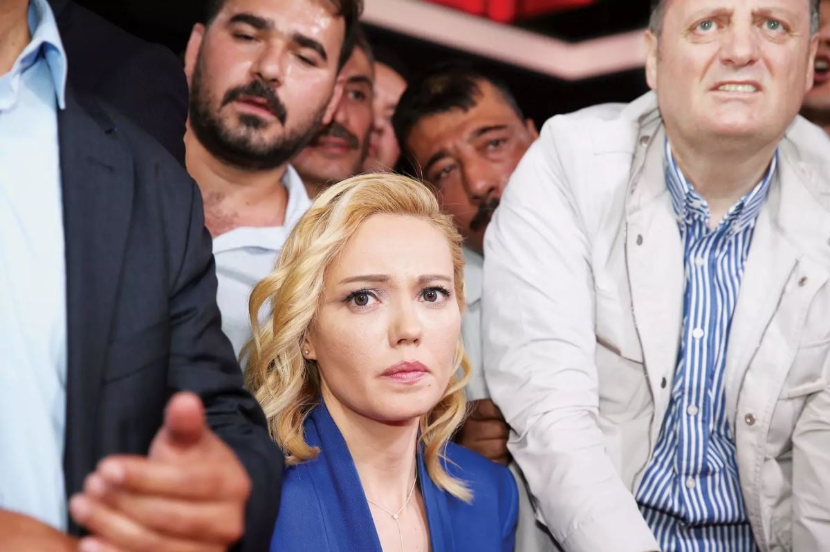 15 temmuz darbe gecesinde silah zoruyla bildiri okuyan tijen karasin yeni meslegi sasirtti 20 ulU63tC4