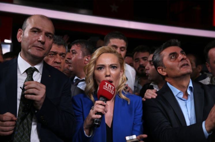 15 temmuz darbe gecesinde silah zoruyla bildiri okuyan tijen karasin yeni meslegi sasirtti 3 eueh9kvd