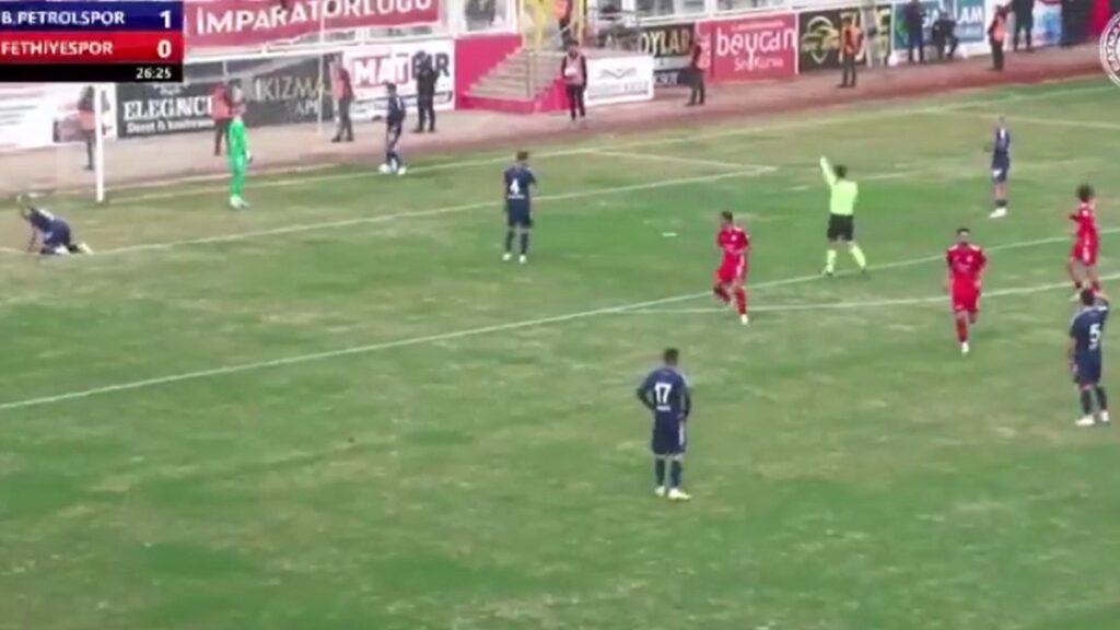 2 ligde tepki ceken hakem karari saka gibi diyerek isyan ettiler NNdqXAC5