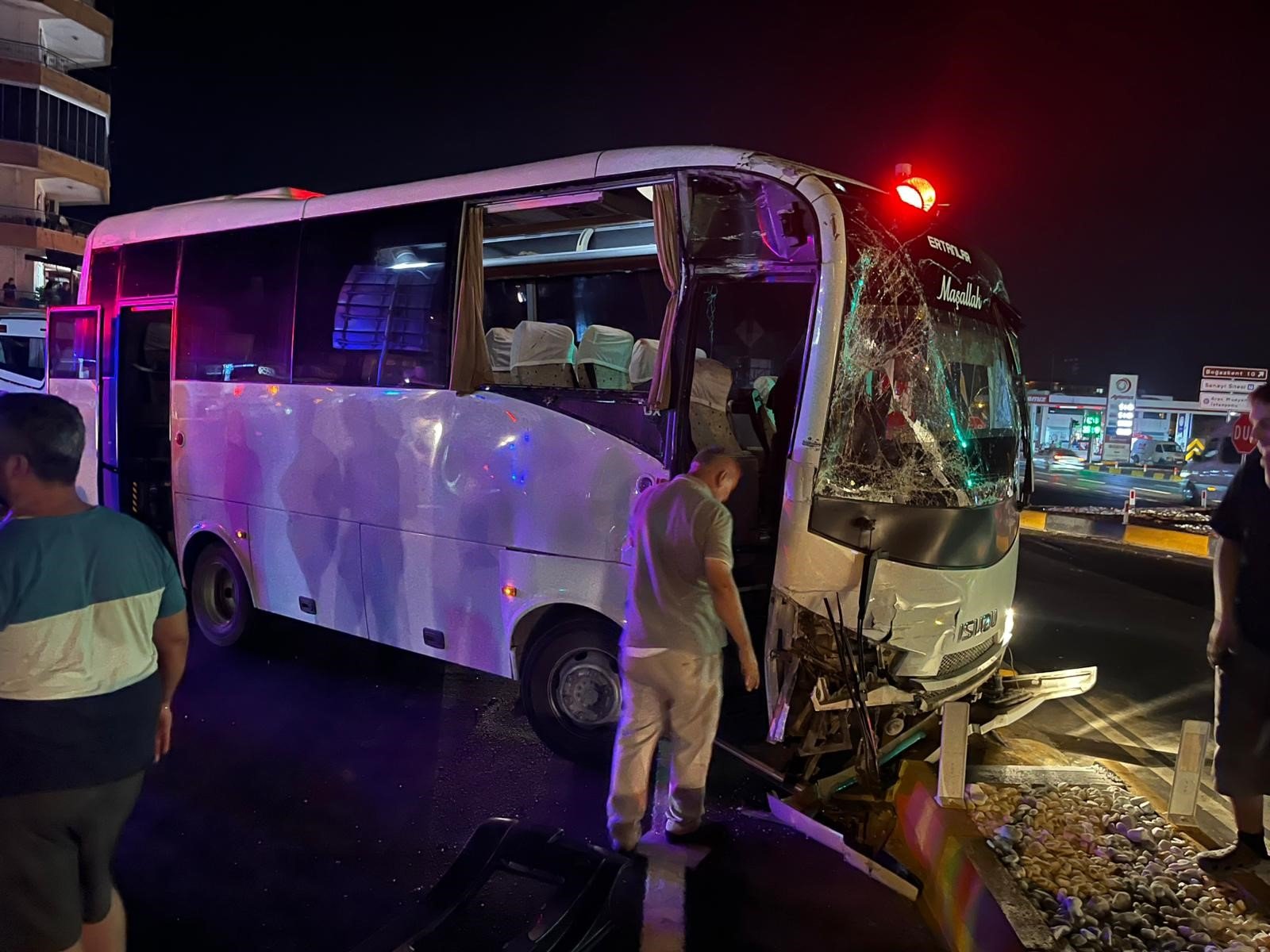 3 midibus birbirine girdi ortalik savas alanina dondu cok sayida yarali 0 jXqzTqkW