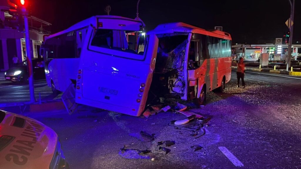 3 midibus birbirine girdi ortalik savas alanina dondu cok sayida yarali Vt9Buqsk