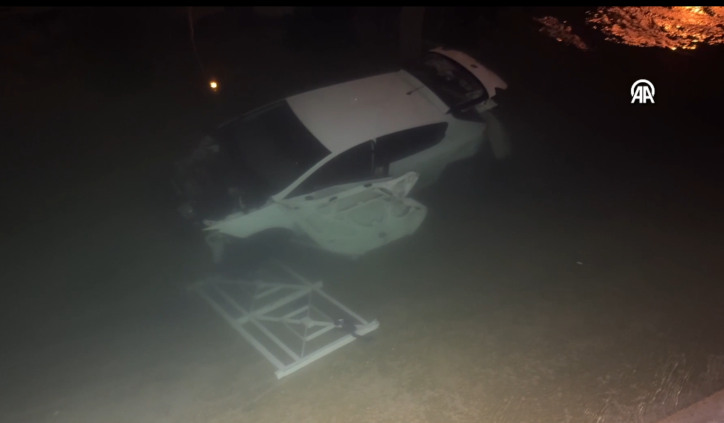 adanada bir otomobil sulama kanalina devrildi qZbqX8iS