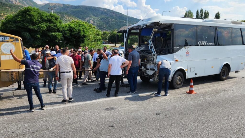 afyonkarahisar konya yolunda kaza cok sayida yarali var YDgf7Dxr
