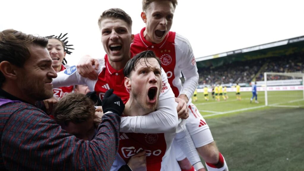 ajax iki golle galibiyetl zirveye yerlesti AcbuOwyJ