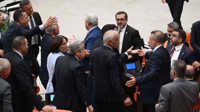 akp ve chpli isim arasinda ayi kavgasi mecliste tansiyon yukseldi 1 UKARkyWf