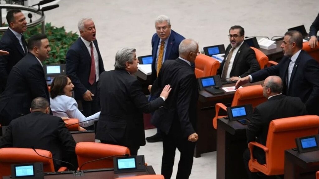 akp ve chpli isim arasinda ayi kavgasi mecliste tansiyon yukseldi 4hQFUTkN