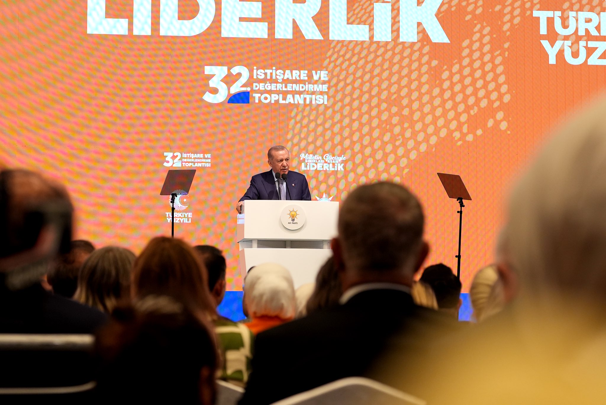 akpnin kizilcahamam kampinda erdogana yag cekme krizi vekiller isyan etti ortam gerildi 0