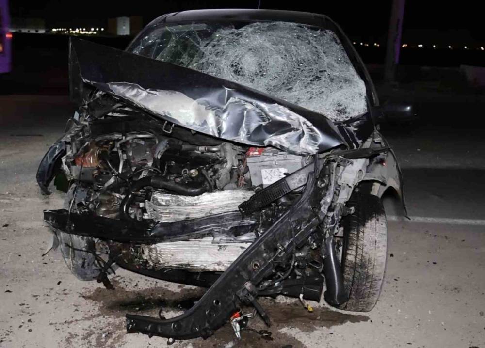 aksarayda feci kaza duvara carpan otomobil hurdaya dondu 1 O8js8DJT
