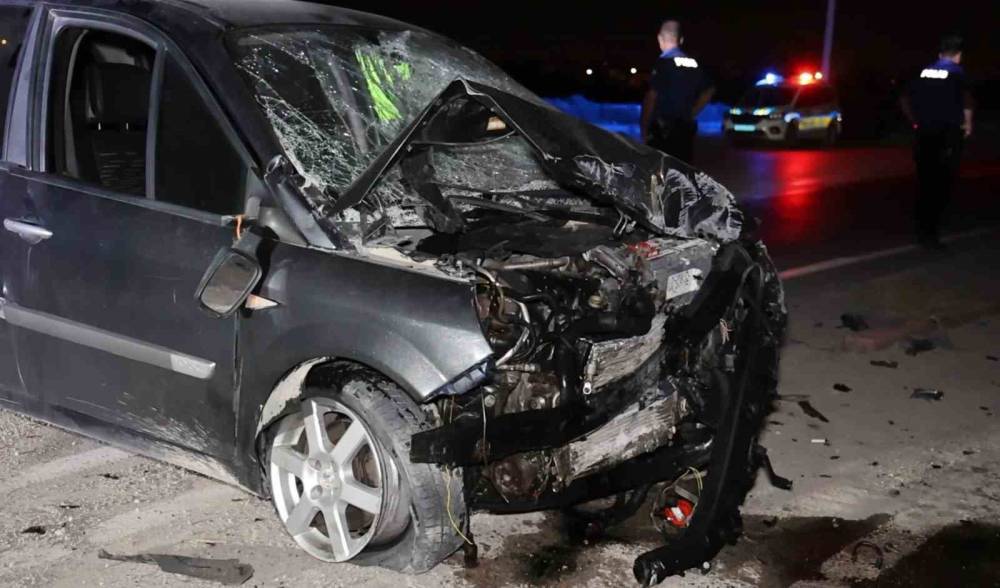 aksarayda feci kaza duvara carpan otomobil hurdaya dondu 2 GhOMKFSL