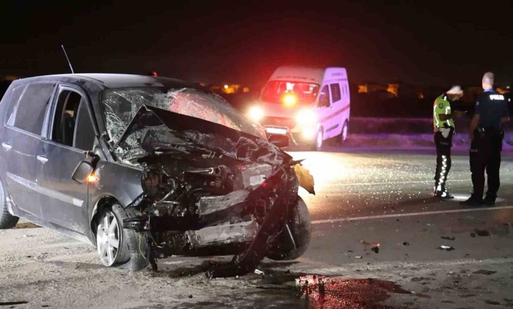 aksarayda feci kaza duvara carpan otomobil hurdaya dondu 3 D6cEZlN6