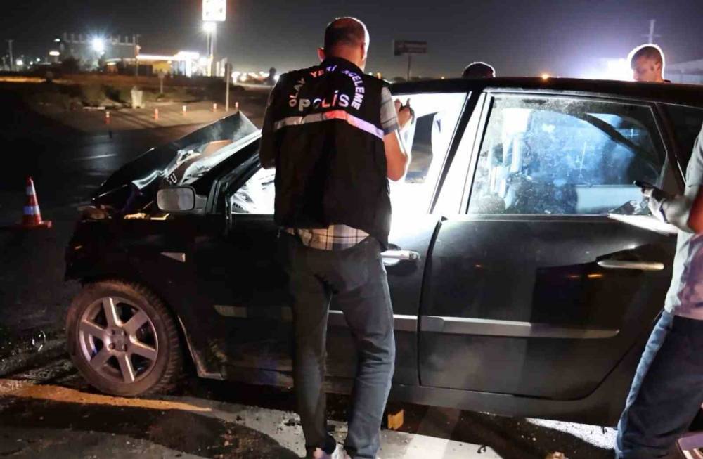 aksarayda feci kaza duvara carpan otomobil hurdaya dondu 4 WEzgEktS