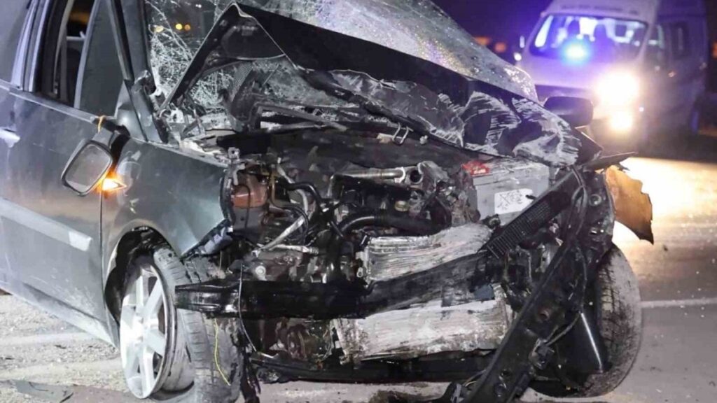 aksarayda feci kaza duvara carpan otomobil hurdaya dondu QR8tFJxW