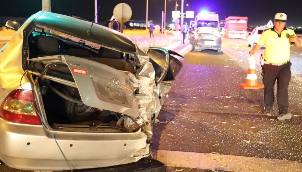 aksarayda tir ile otomobiller carpisti 2 ResYbUOB