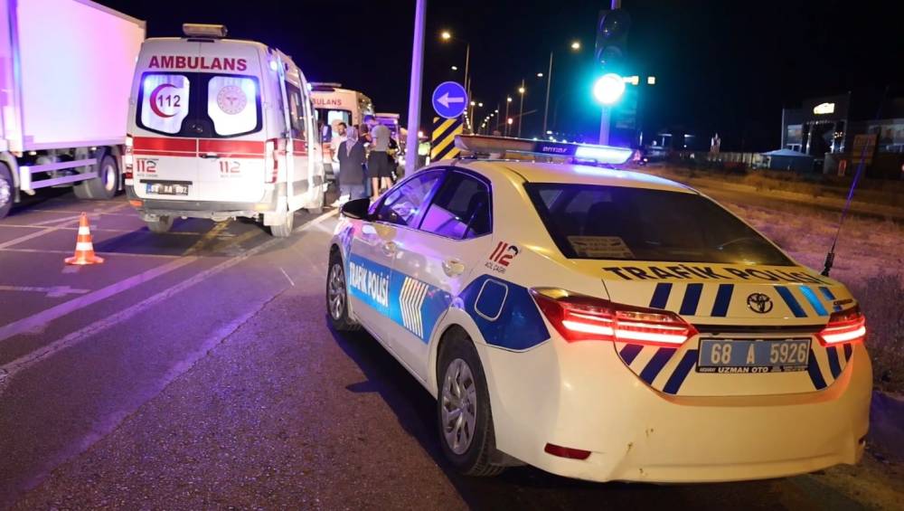 aksarayda tir ile otomobiller carpisti 3