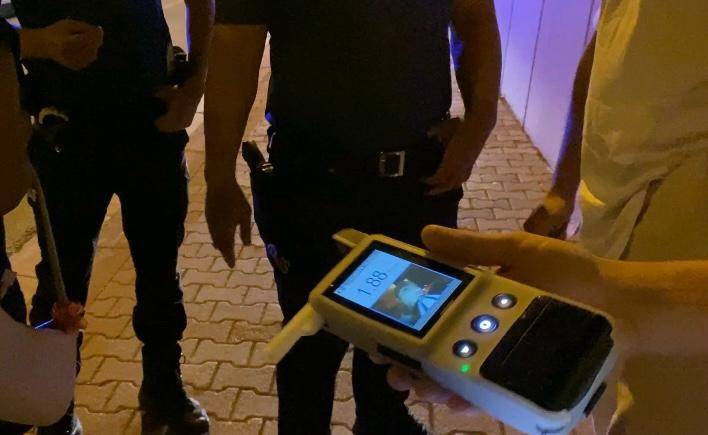 alkolmetreye uflememek icin her yolu denedi polislerin sabir testi 0