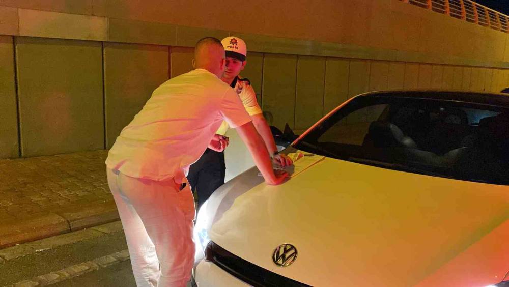 alkolmetreye uflememek icin her yolu denedi polislerin sabir testi 1 OltVYn6a