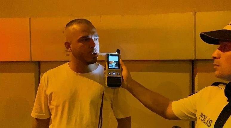 alkolmetreye uflememek icin her yolu denedi polislerin sabir testi 2 dbrNMAqK