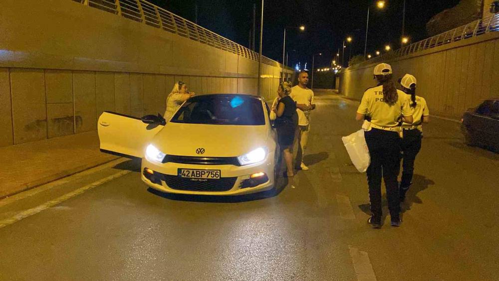 alkolmetreye uflememek icin her yolu denedi polislerin sabir testi 4