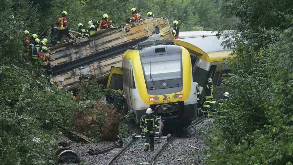 almanyada yolcu treni raydan cikti cok sayida olu ve yarali var 4GSgnMEL