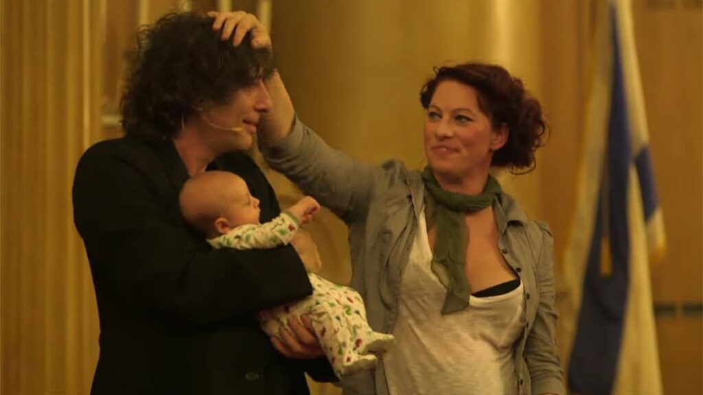 amanda palmer eski esine sahip cikti YeYEFKix