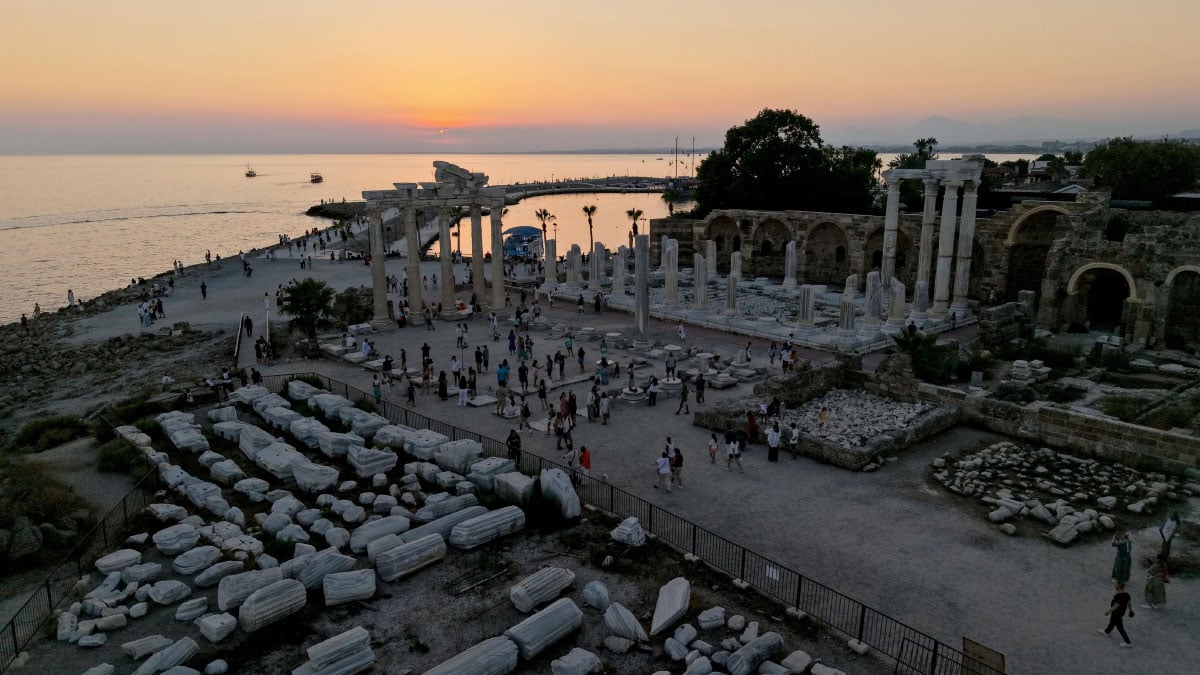 antalyada tarihi rakamlar 1 gunde 102 bin 6 yabanci turist geldi 1 shSVeeSi