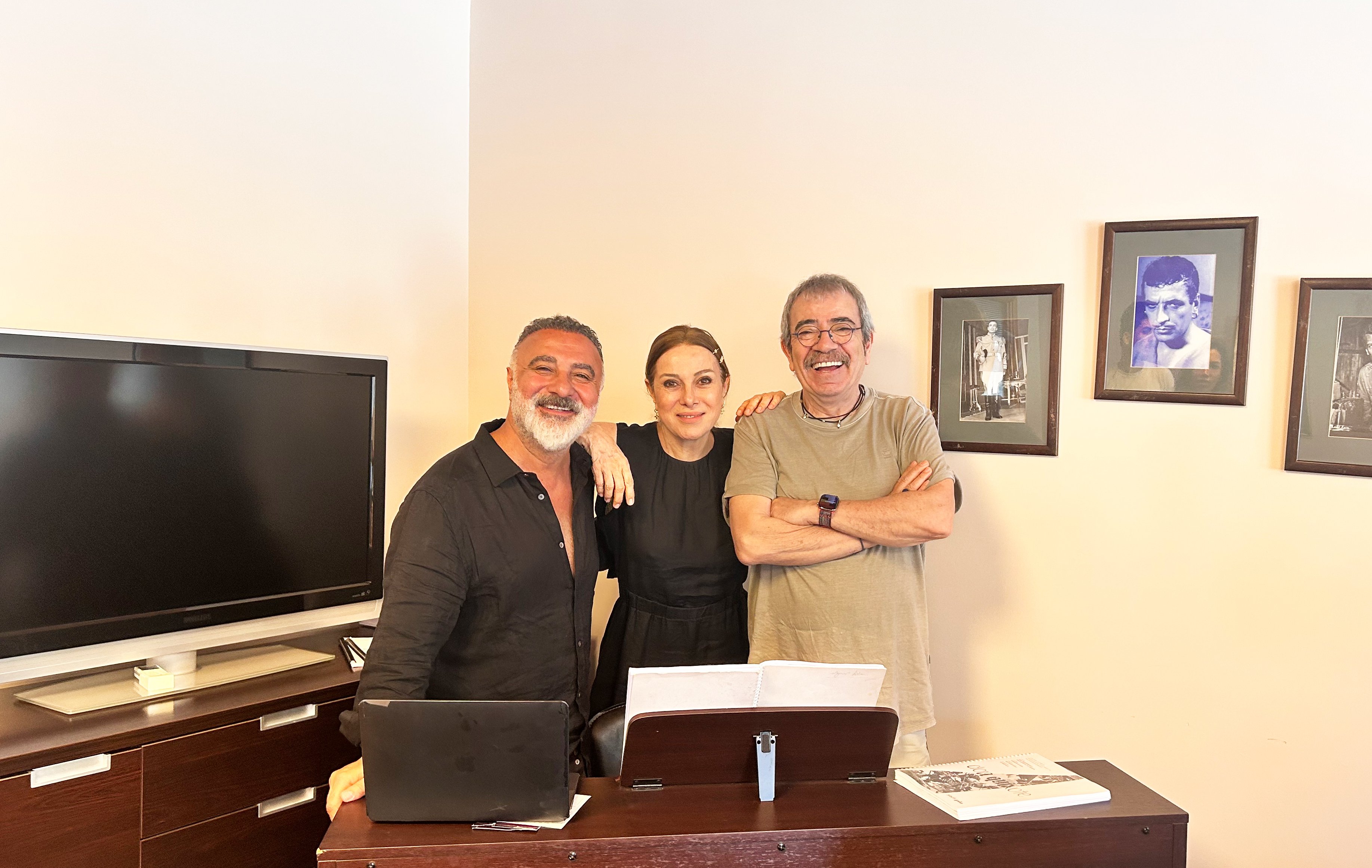 ayrilsak da beraberiz eski esler zuhal olcay ve selcuk yontem yillar sonra ayni sahnede YsVIDXMt