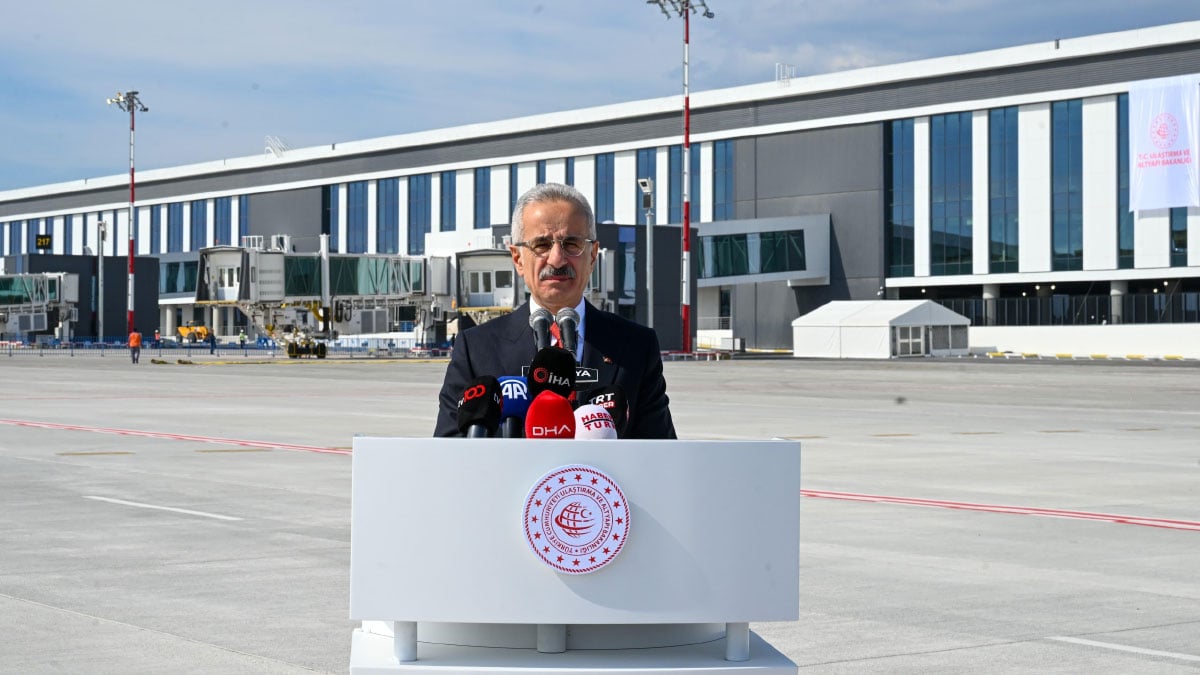 bakan uraloglu duyurdu istanbul ve antalya havalimanlari yolcu rekoru kirdi 1 vND4EVSt