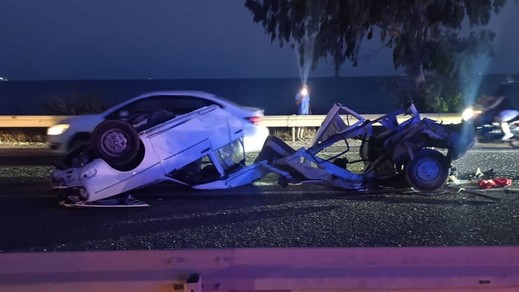 bariyere giren araba ikiye ayrildi 1 olu 1 yarali p6zgcXIc