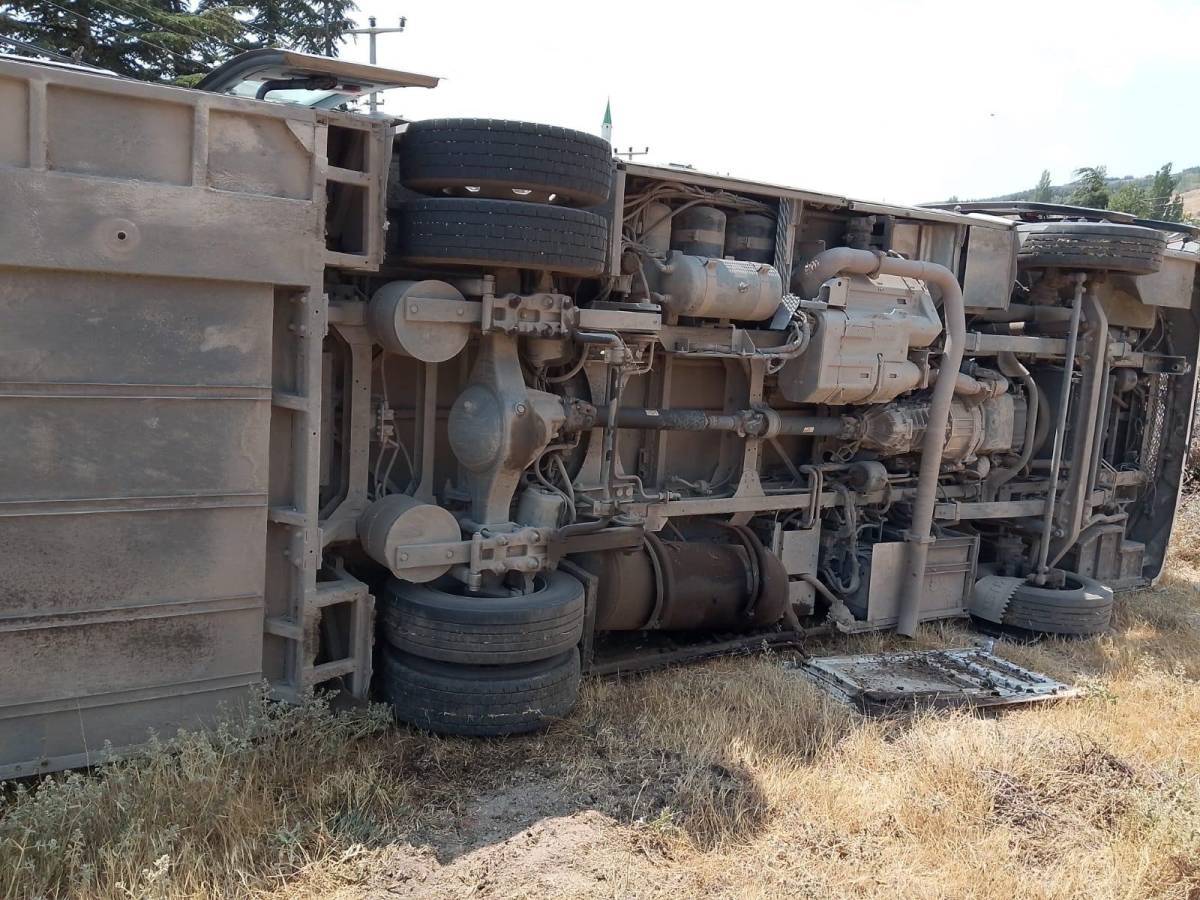 belediye otobusu yan yatti 1 YHU6ch8K