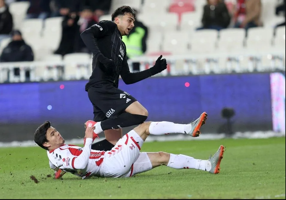 besiktasa verilen penaltida karar dogru mu eski hakemler ve yorumcular acikladi 0 ZXGRNCQW