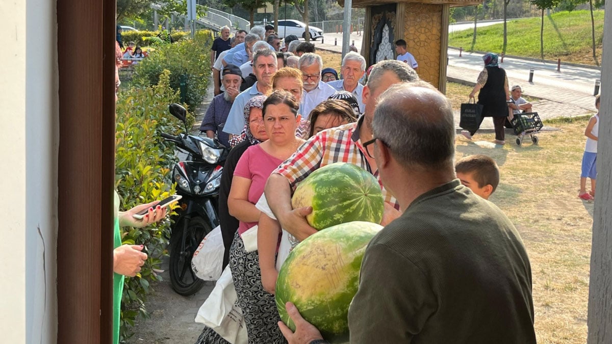bilecik belediyesi vatandaslara 50 ton karpuz dagitti 0 K3Q16ZRY