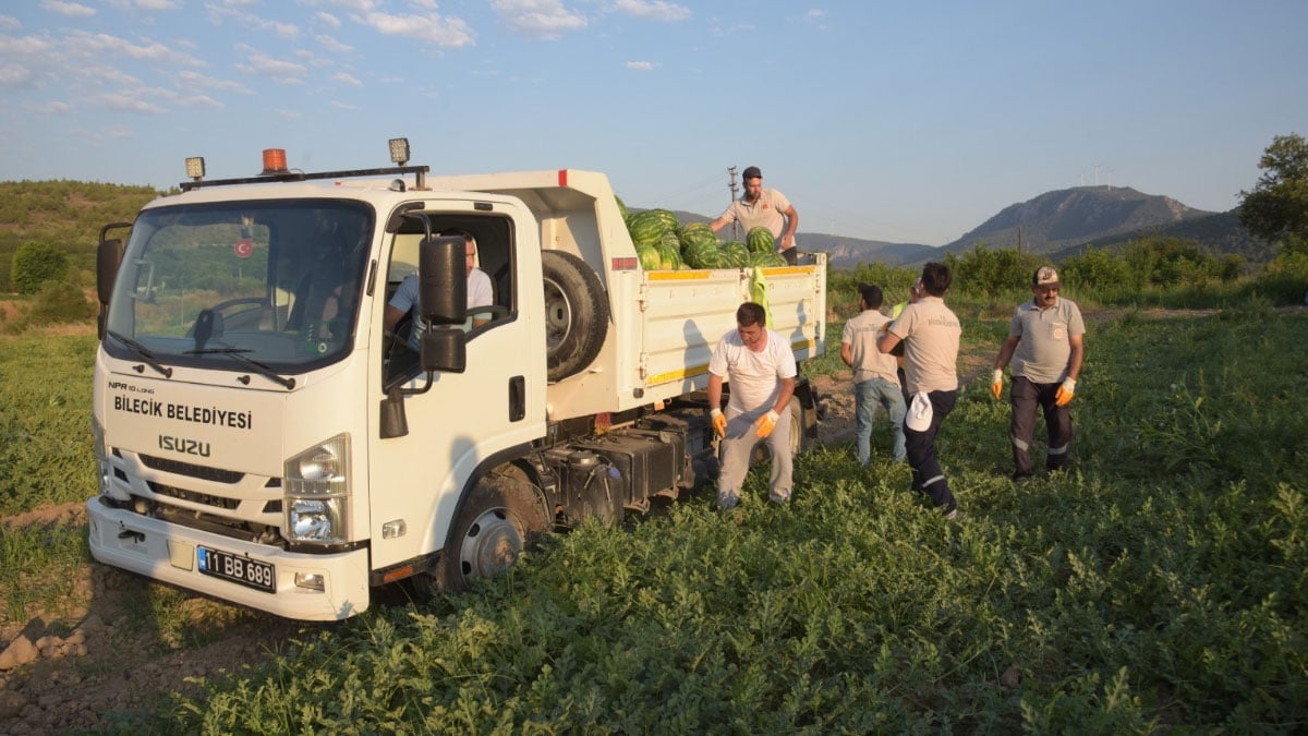 bilecik belediyesi vatandaslara 50 ton karpuz dagitti 2 ueM3qfOZ