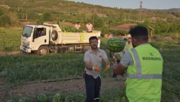 bilecik belediyesi vatandaslara 50 ton karpuz dagitti Dq4ClNAF