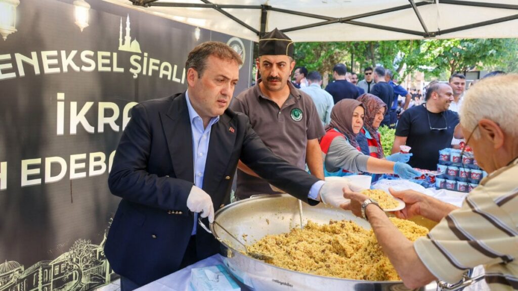 bilecik seyh edebali kulliyesinde cuma namazi sonrasi sifali pilav ikrami 4Rv8XB5j