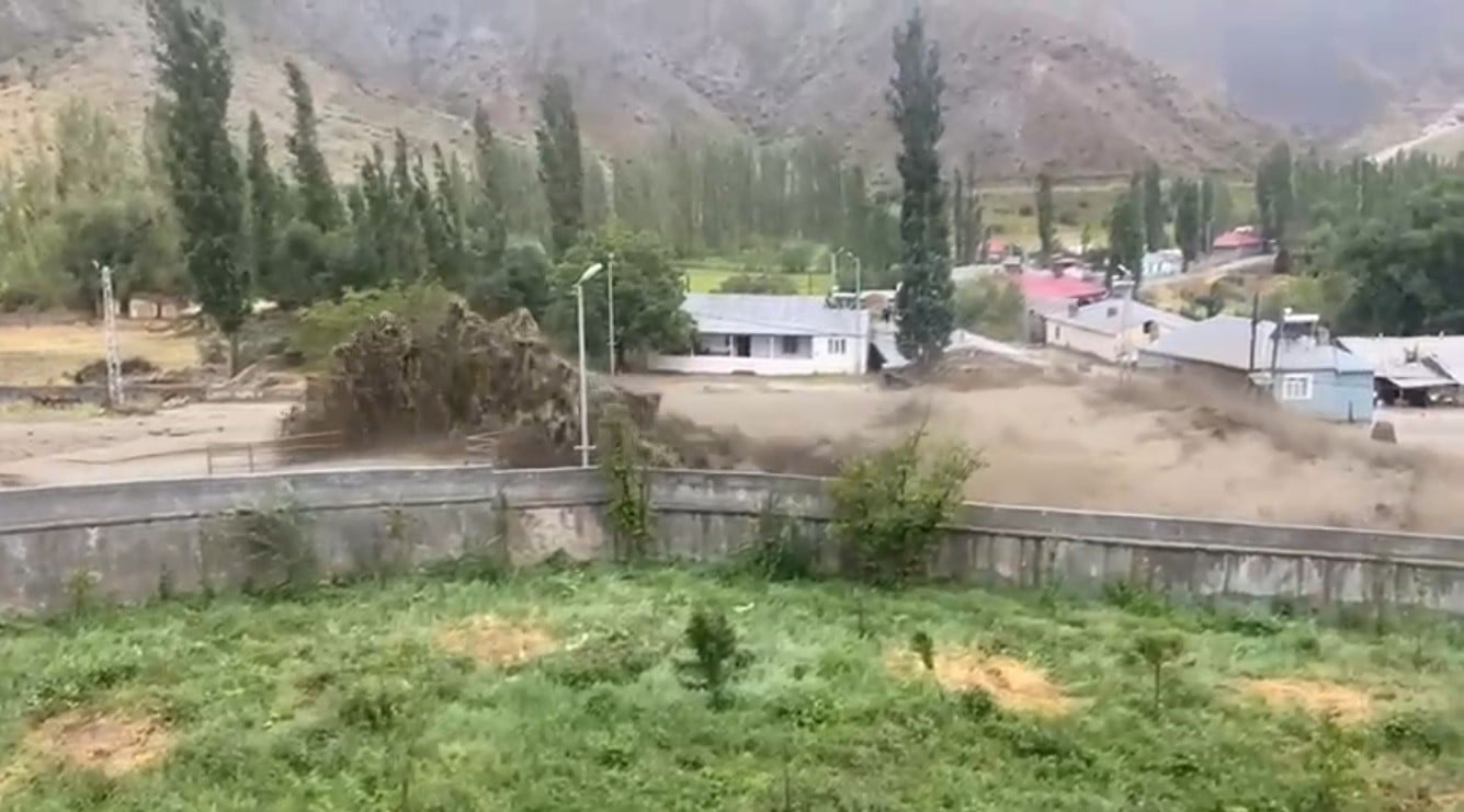 bir anda geldiher seyi surukledi karsta sel panik yaratti 1 AHAnY5HI