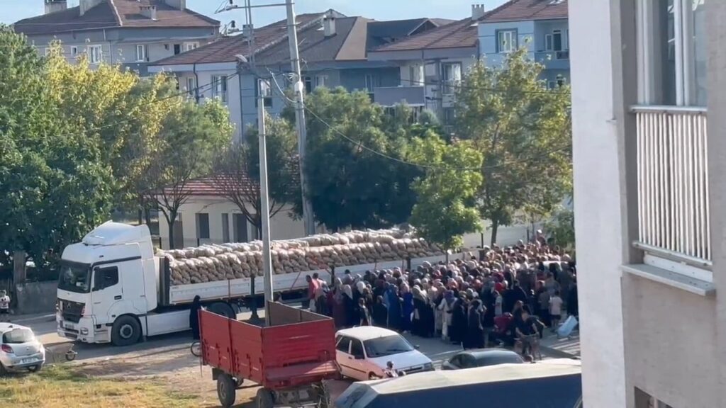 Bursa'da bir hayırsever 30 ton patatesi ücretsiz dağıttı 1 bursada bir hayirsever 30 ton patatesi ucretsiz dagitti HVxsXlDf