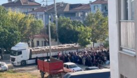 bursada bir hayirsever 30 ton patatesi ucretsiz dagitti HVxsXlDf