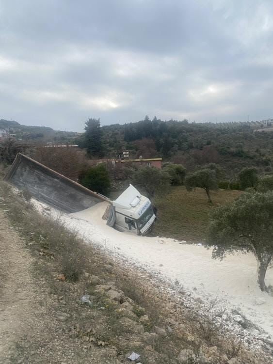 cakil yuklu kamyon zeytin bahcesine uctu 0 bYMmmHkX