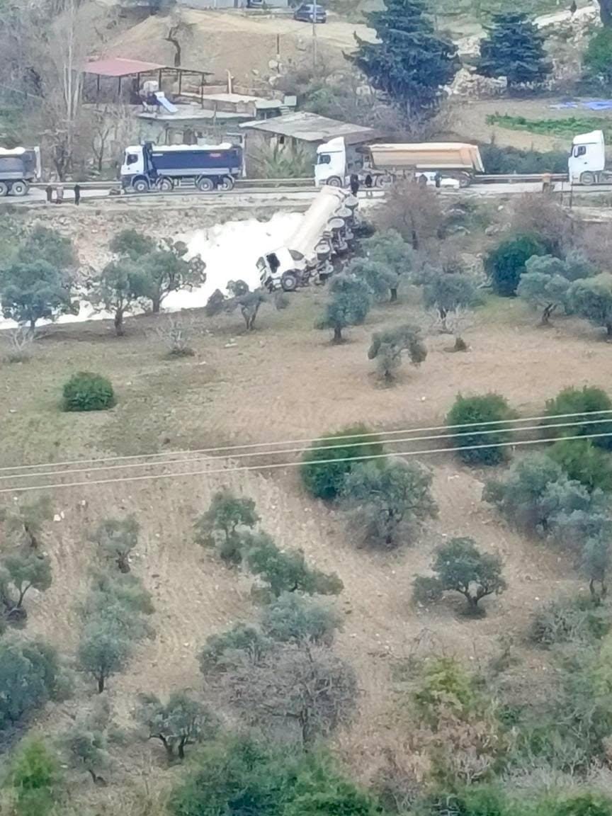 cakil yuklu kamyon zeytin bahcesine uctu 1 QGAsOInU