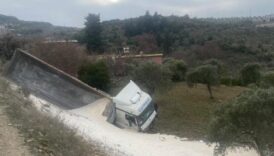 cakil yuklu kamyon zeytin bahcesine uctu 2ZUs4vv8