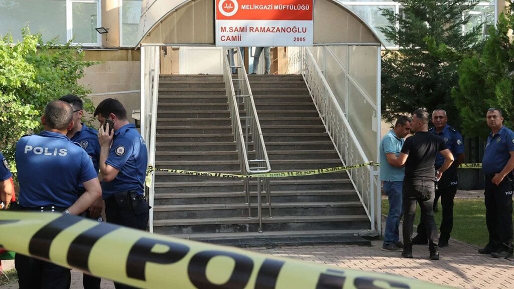 camide korkunc cinayet namaz kilarken defalarca kez bicakladi 48EUakk9