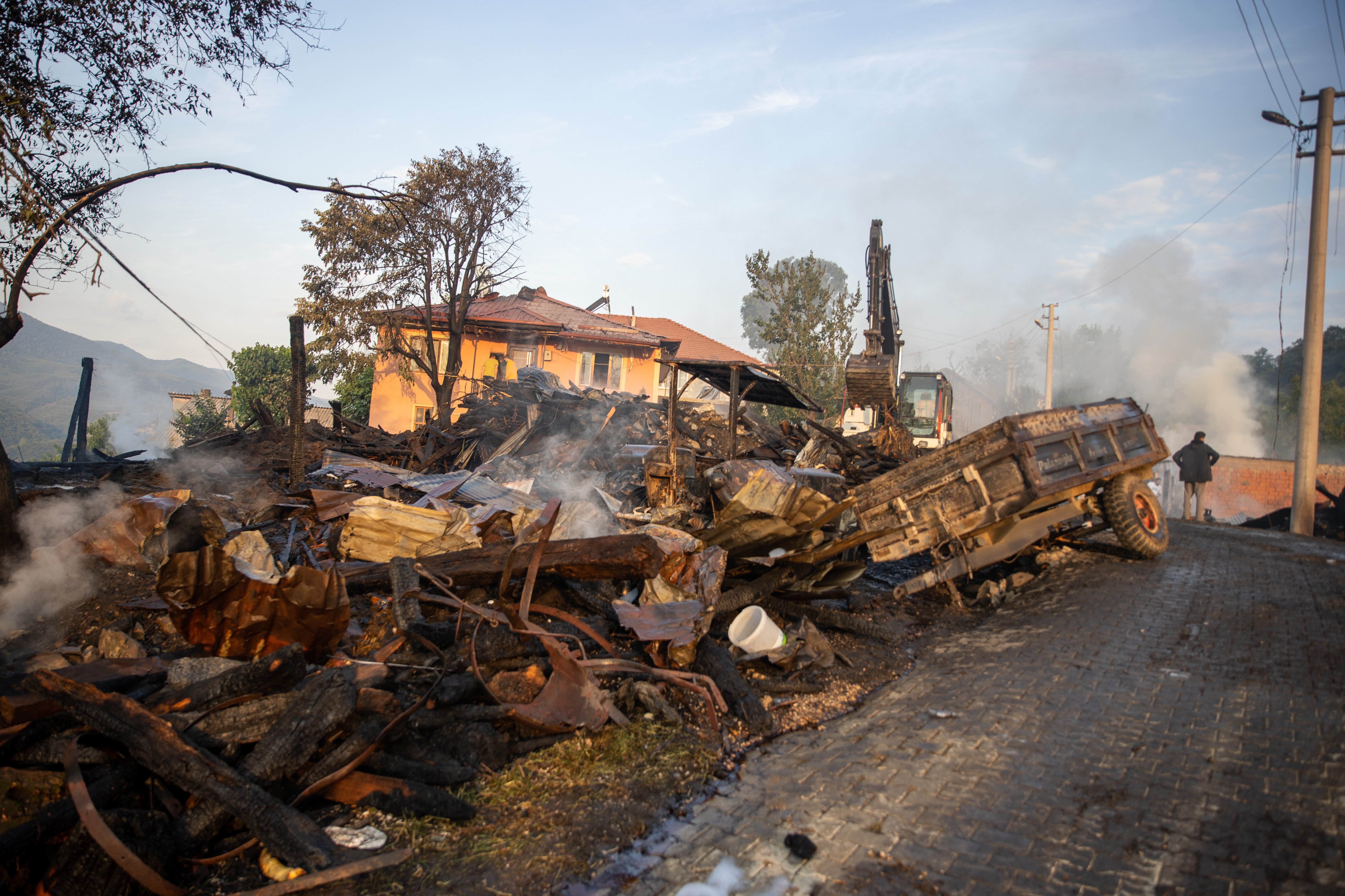camyurdu koyunde gece yarisi felaketi alevler her seyi yuttu goruntuler soke etti 3 WbNzVNc2