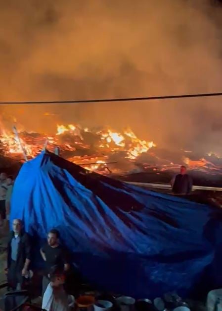 camyurdu koyunde gece yarisi felaketi alevler her seyi yuttu goruntuler soke etti 6 Tiq7dyrK