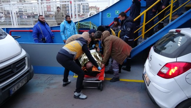 canakkale bogazinda bir yolcu feribottan denize dustu 0 kH2UeVpg