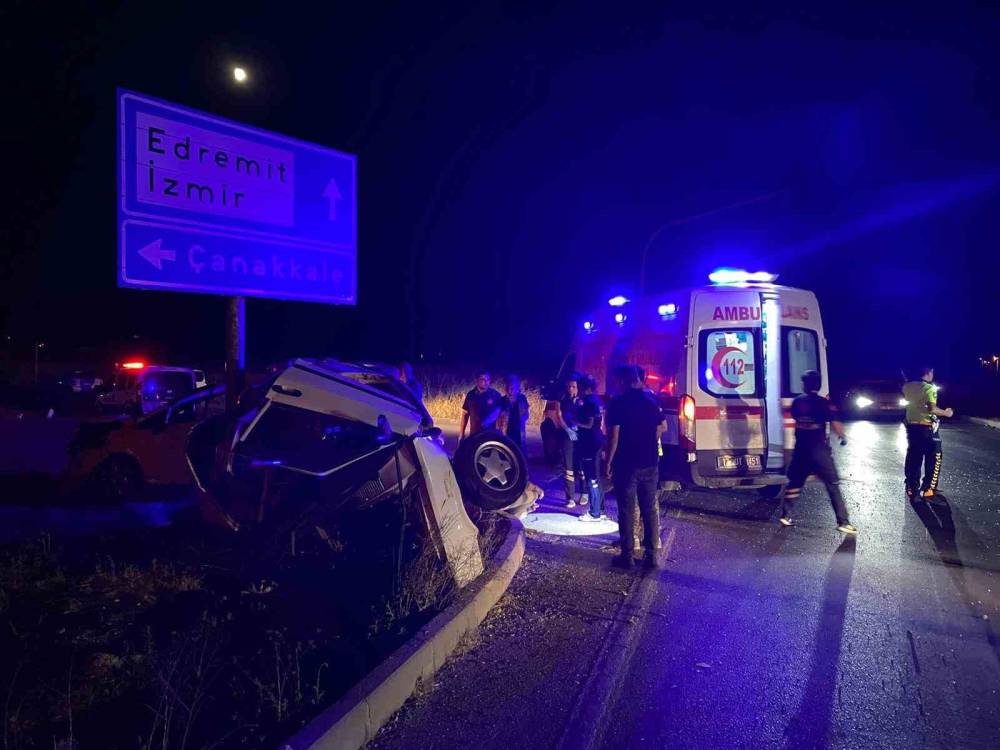 canakkalede feci kaza iki otomobil carpisti 1i agir 3 yarali 0 6dAwYCIw