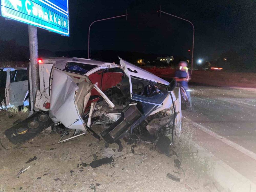 canakkalede feci kaza iki otomobil carpisti 1i agir 3 yarali 1 Rv6ljIGk