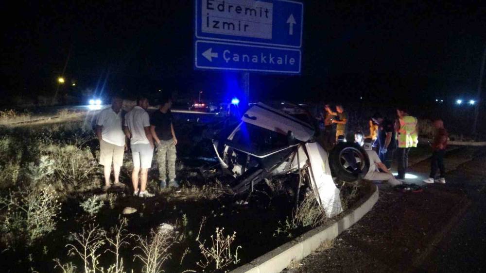 canakkalede feci kaza iki otomobil carpisti 1i agir 3 yarali 2 NlU2CFA4
