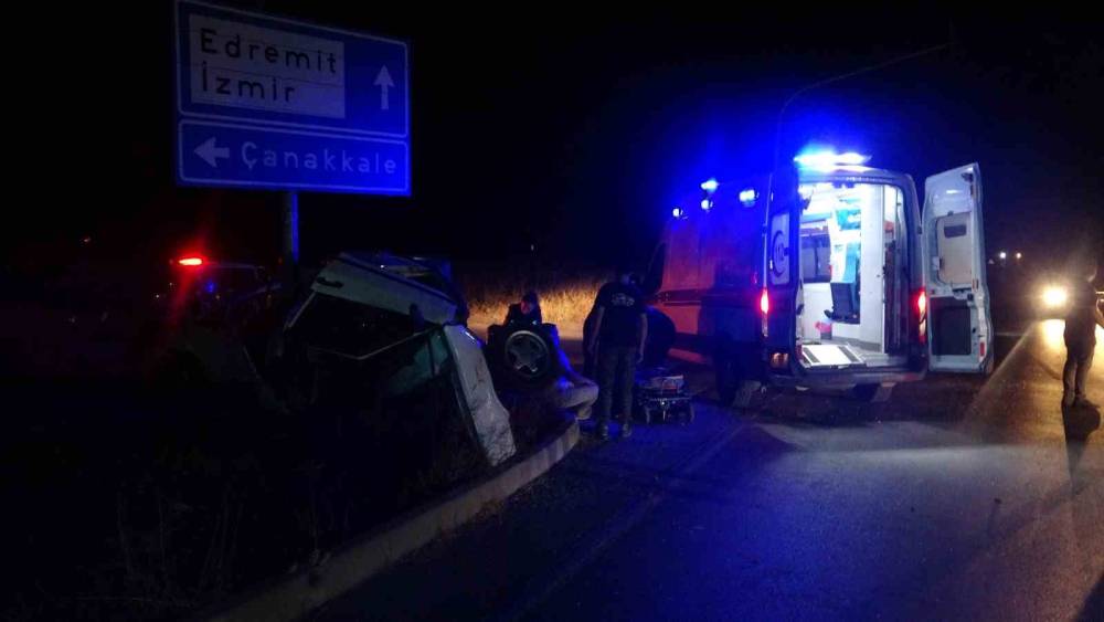 canakkalede feci kaza iki otomobil carpisti 1i agir 3 yarali 3 V7YW2XZ2