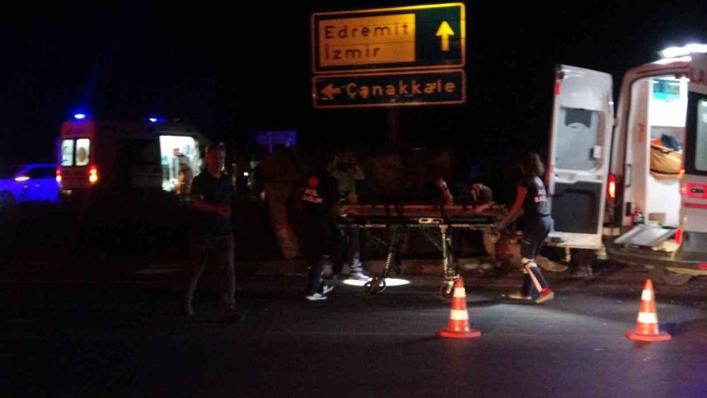 canakkalede feci kaza iki otomobil carpisti 1i agir 3 yarali 4 VWC4wYZp