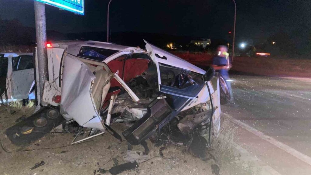 canakkalede feci kaza iki otomobil carpisti 1i agir 3 yarali MuOljF7J